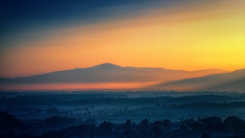 黎明时分山的鸟瞰图