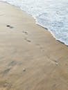 海浪附近有脚印的沙滩，完美的夏日