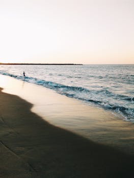 黄昏时分，宁静的海滩上，温柔的海浪轻拍着沙岸