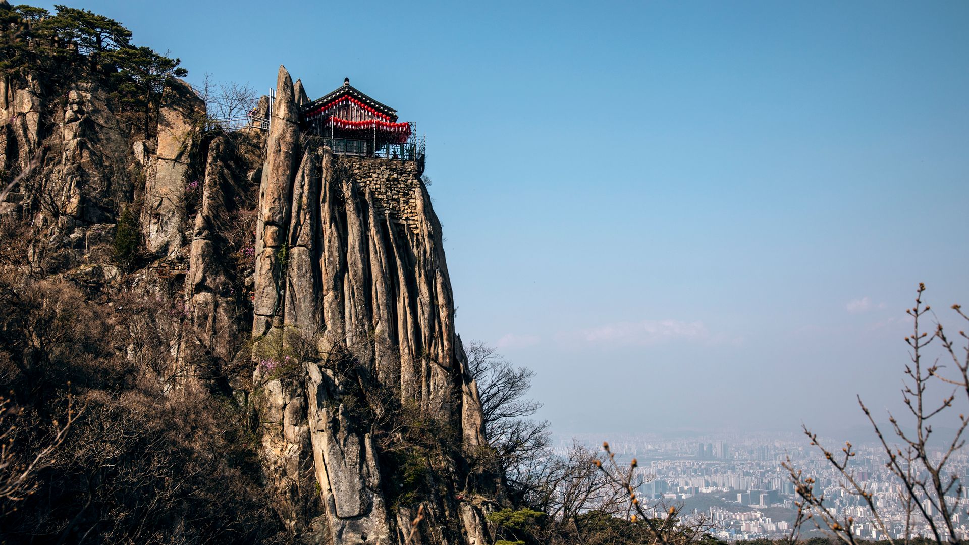 Pemandangan kota Seoul dari jalur hiking sebagai bagian dari pengalaman Bukhansan hiking