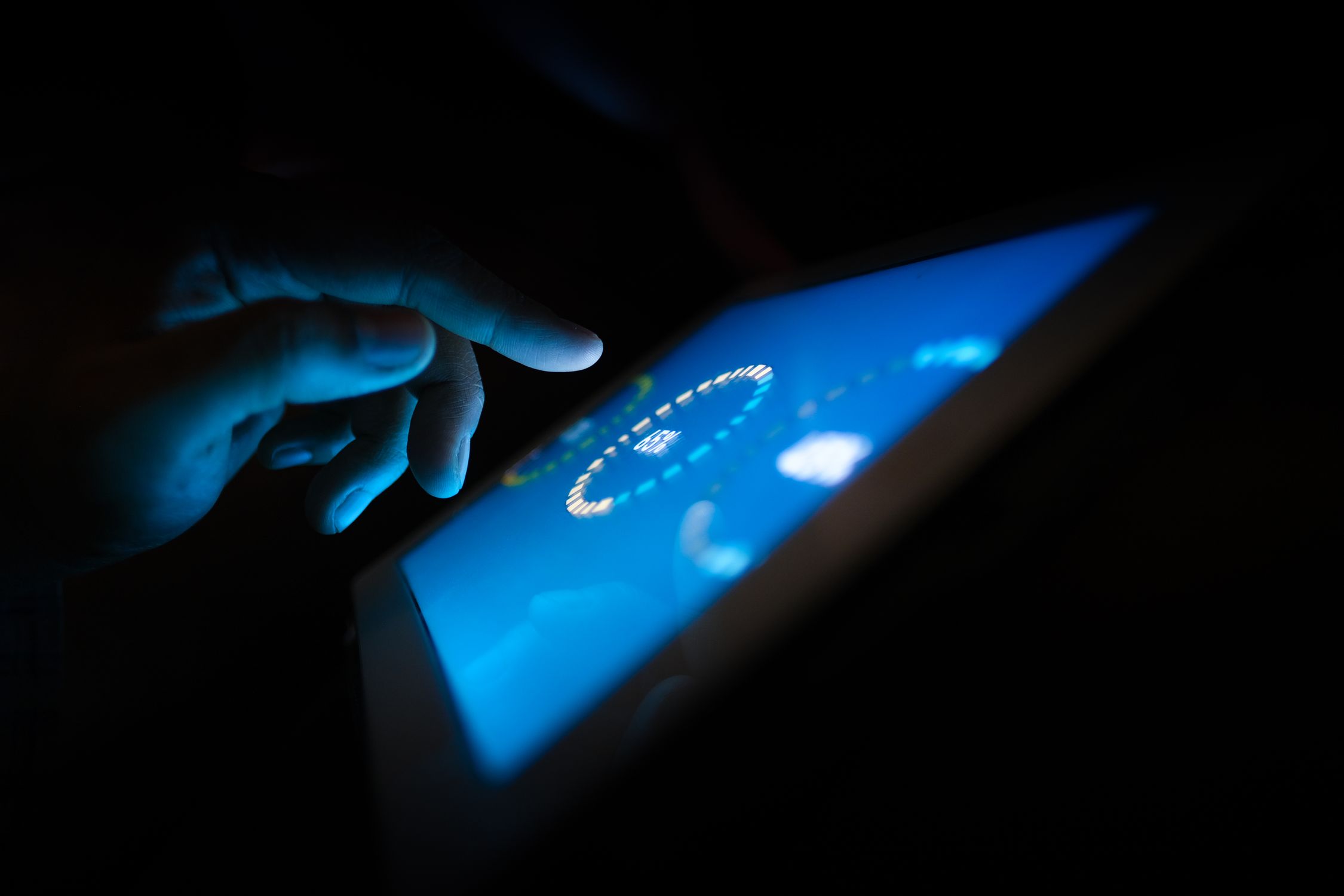 Exposição à luz azul de telas de smartphones e computadores durante a noite, prejudicando o sono.