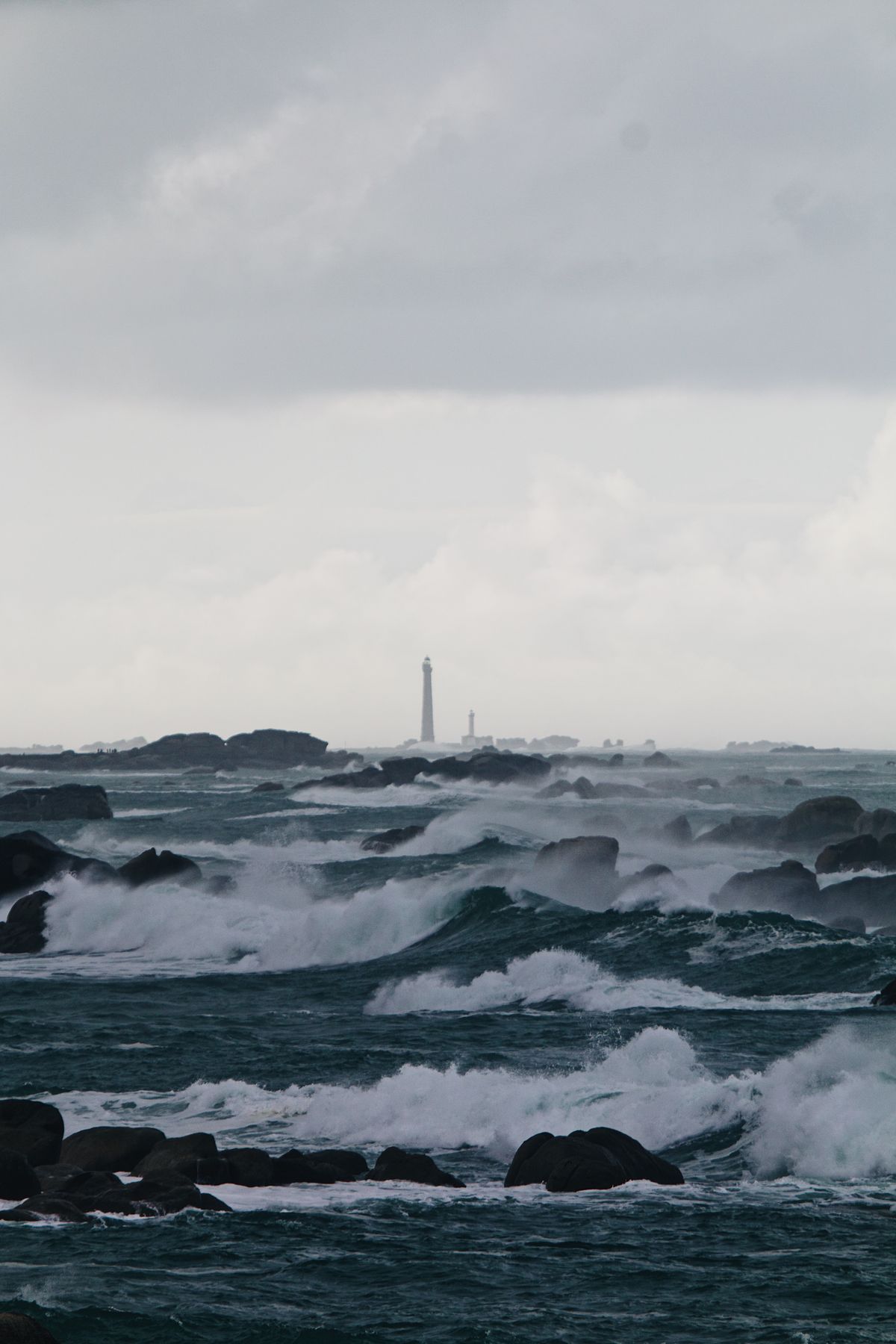 荒れた海と遠くの灯台