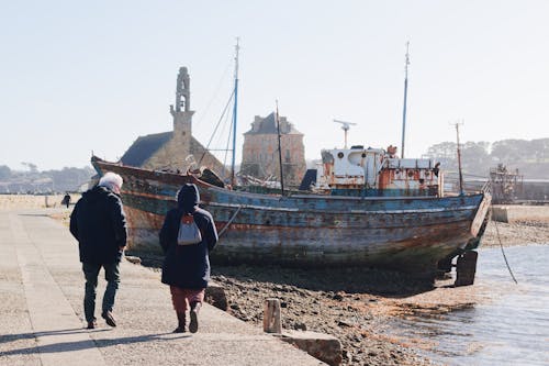 Foto d'estoc gratuïta de abandonat, aigua, barca de pesca