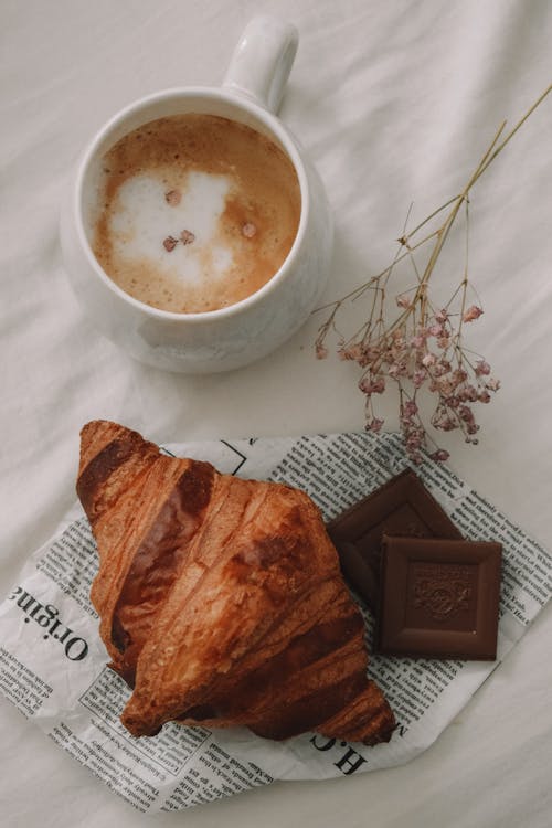 Gratis stockfoto met cappuccino, chocolade, croissant