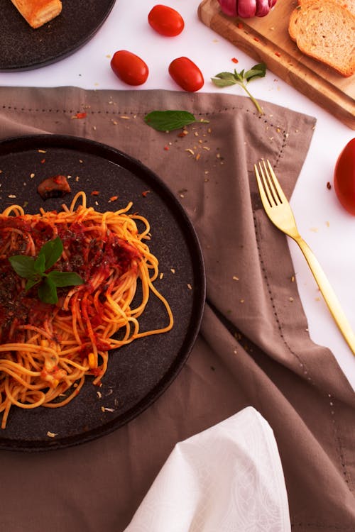 無料 スパゲッティ, ソース, テーブルナプキンの無料の写真素材 写真素材
