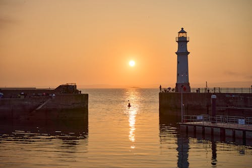 altın saat, deniz, deniz feneri içeren Ücretsiz stok fotoğraf