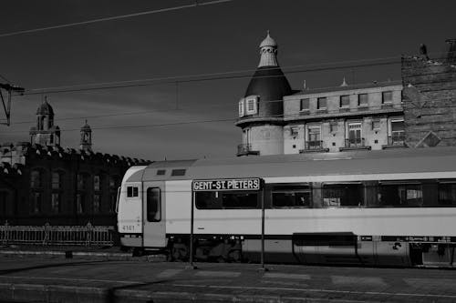 Darmowe zdjęcie z galerii z czarny i biały, monochromatyczny, pociąg