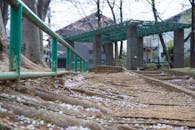 春天，乡村公园的小路覆盖着樱花，并设有坚固的栏杆和建筑元素