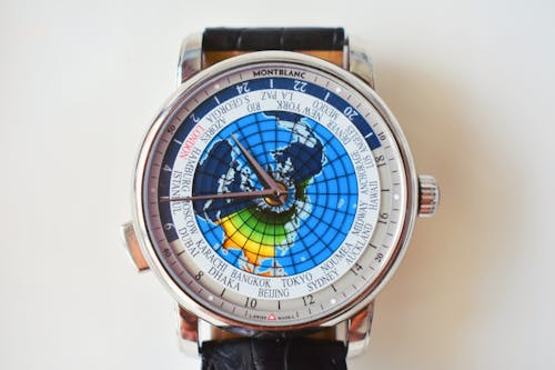 Bezpłatne Okrągły Zegarek Analogowy W Kolorze Srebrnym Zdjęcie z galerii