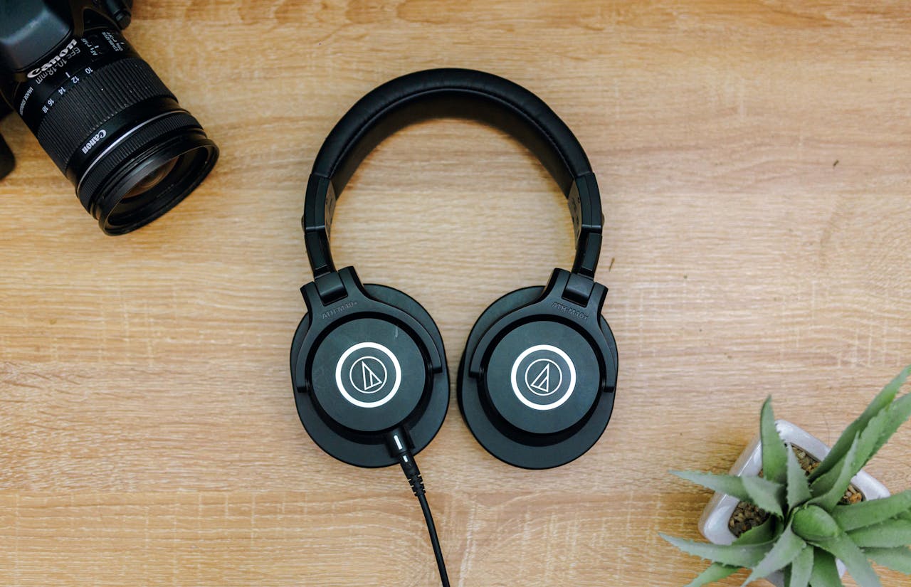 Cuffie over-ear nere appoggiate su un tavolo di legno