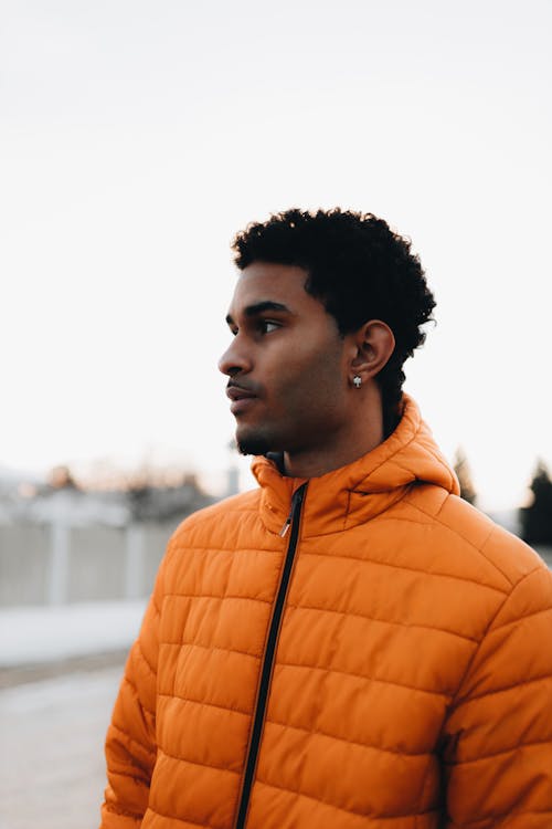 Ilmainen kuvapankkikuva tunnisteilla afroamerikkalainen mies, musta mies, oranssi takki