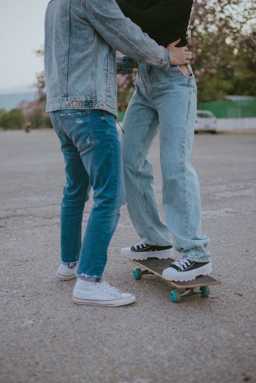 Základová fotografie zdarma na téma blízkost, dvojice, jízda na skateboardu