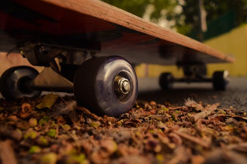 Skateboard Marron Au Sol