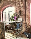 这家时尚咖啡馆的内部，砖墙、现代家具与舒适的装饰，共同营造出浓郁的城市氛围