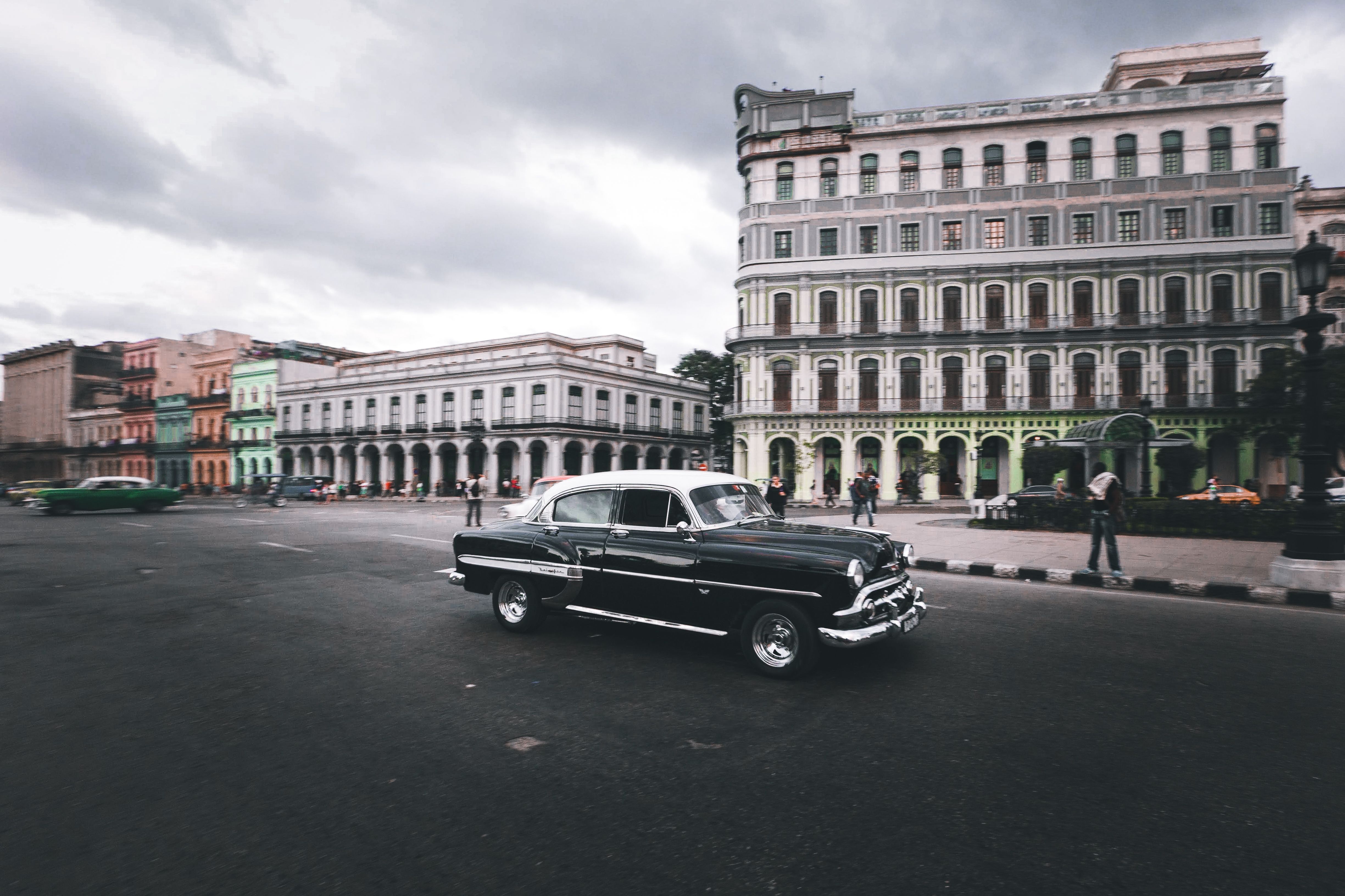 Coches antiguos por las calles de La Habana bajo cielo nublado