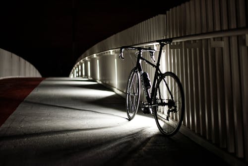 Gratis Fotos de stock gratuitas de aparcado, barandilla de metal, bicicleta Foto de stock