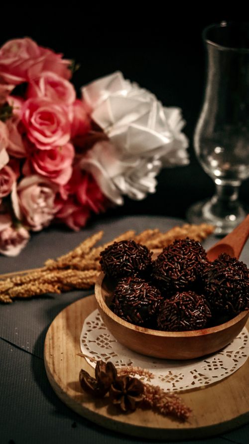 Free Delicate arrangement of chocolates and roses, perfect for romantic themes. Stock Photo