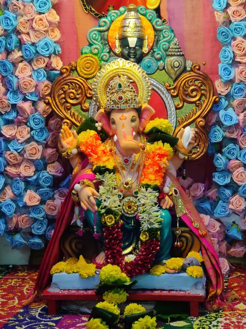 Free Colorful Ganesha idol adorned with flowers in Mumbai, India. Perfect for festive or religious themes. Stock Photo