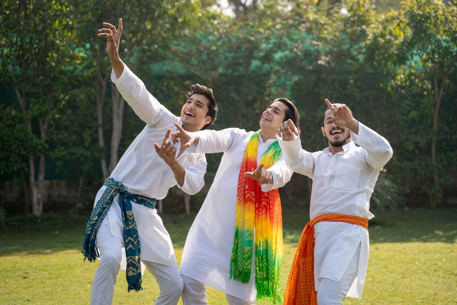 Dans popular românesc și indian împreună pe scenă.