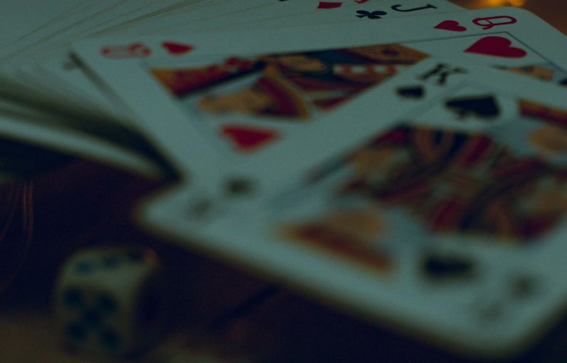 Online Casino Turnier mit Spielern an Spielautomaten