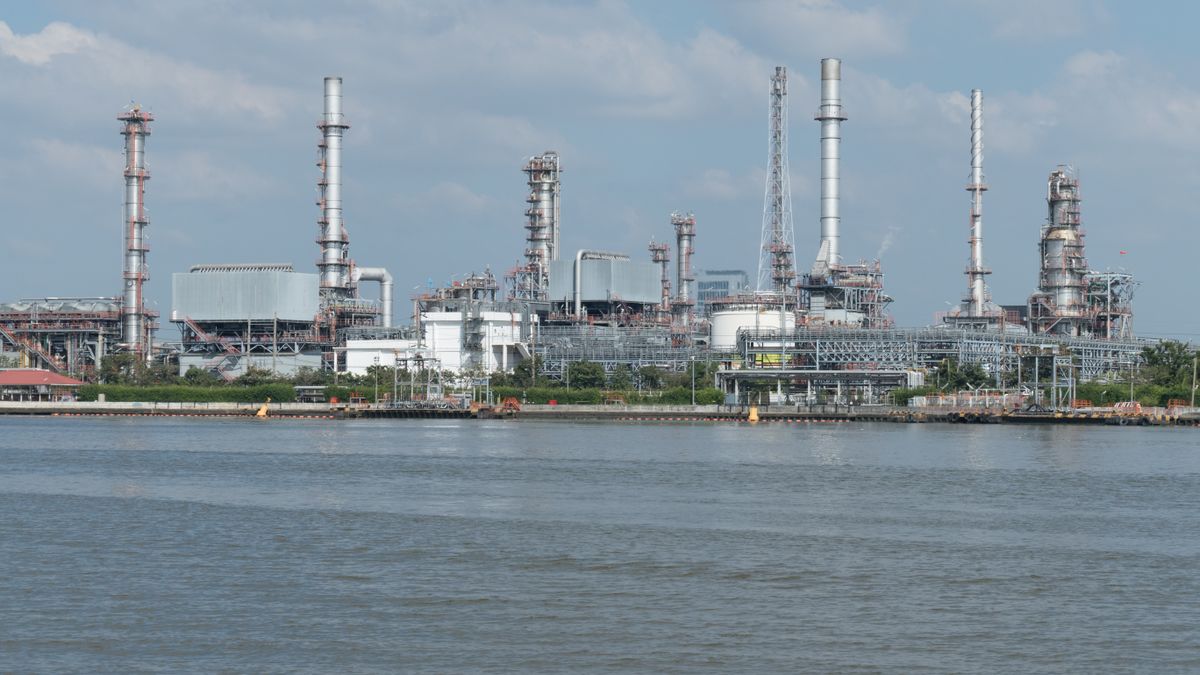 Petrol rafinerisi (temsilî görsel) — Brent petrol fiyatları son bir ayın zirvesinde