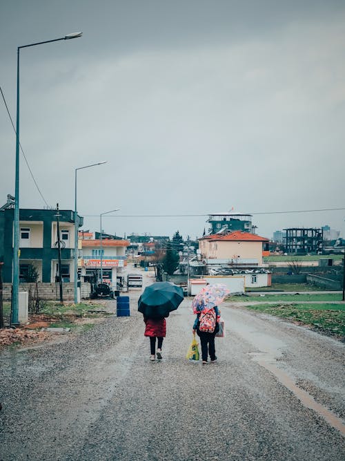 Kostenloses Stock Foto zu gehen, menschen, regenschirme