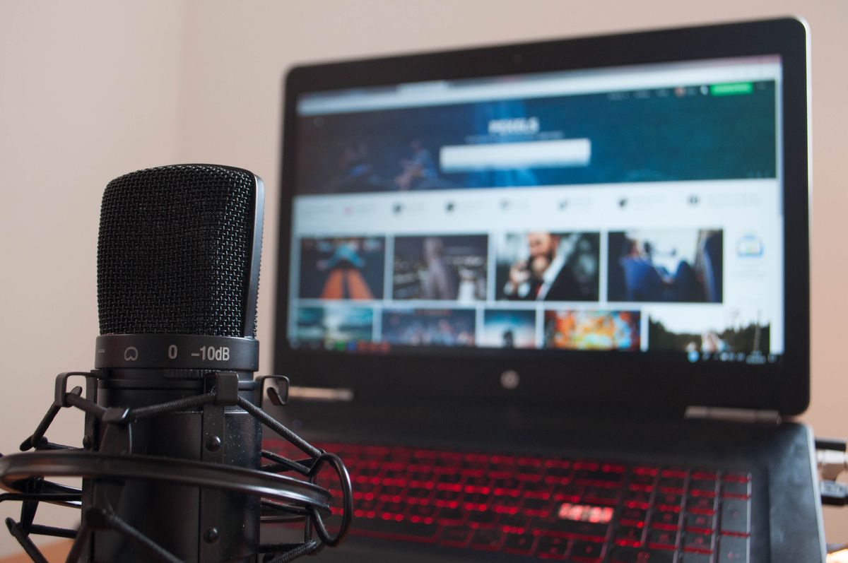 Créer une formation en ligne : micro et ordinateur portable prêts pour l'enregistrement