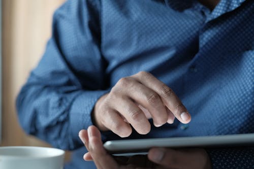 Bezpłatne Darmowe zdjęcie z galerii z cyfrowy tablet, mężczyzna, ręce Zdjęcie z galerii
