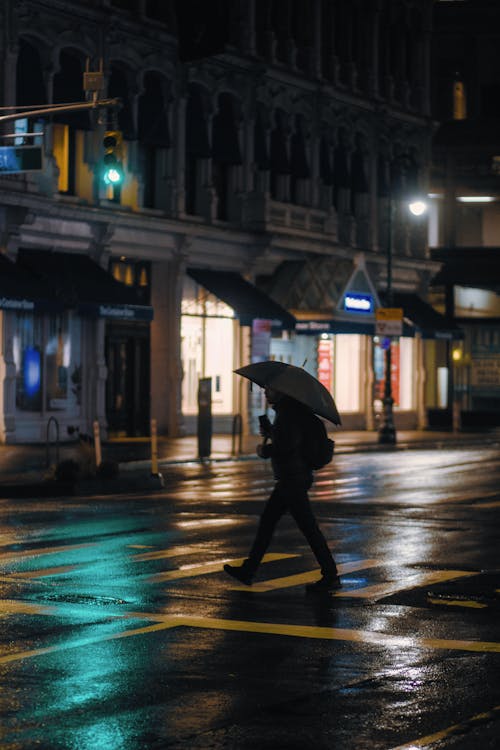 下雨的夜晚, 人, 垂直拍摄 的 免费素材图片