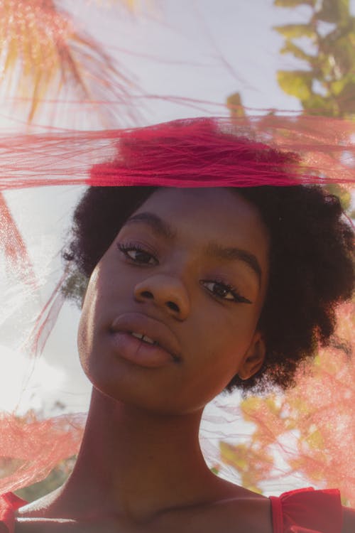 Základová fotografie zdarma na téma afričanka, černoška, červená šála