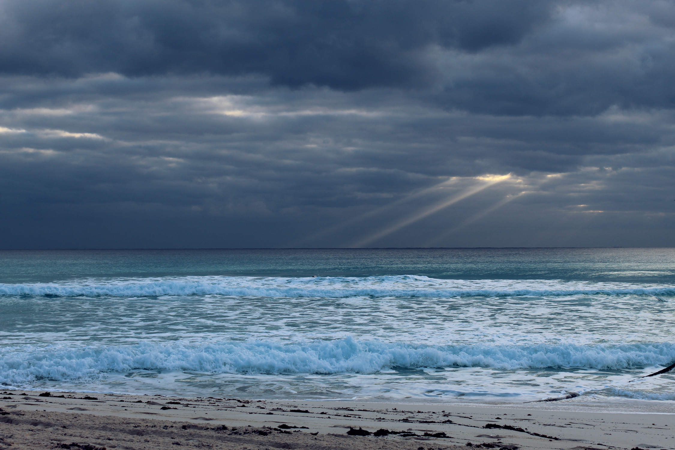 Ocean Waves Crashing on Shore · Free Stock Photo