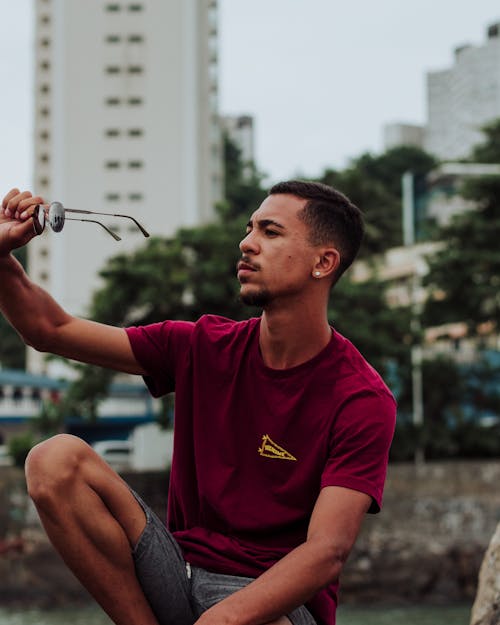 Foto profissional grátis de calção, camisa marrom, homem