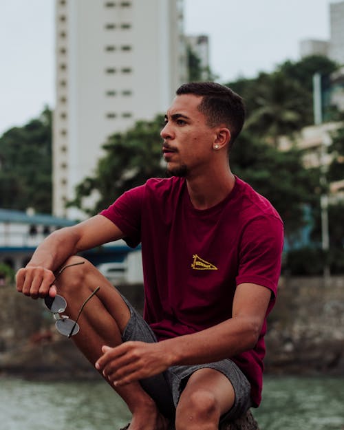 Foto profissional grátis de calção, camisa marrom, homem