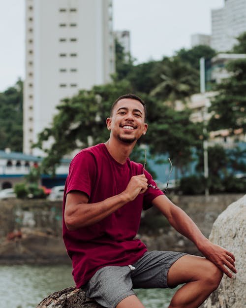 Foto profissional grátis de calção, camisa marrom, homem