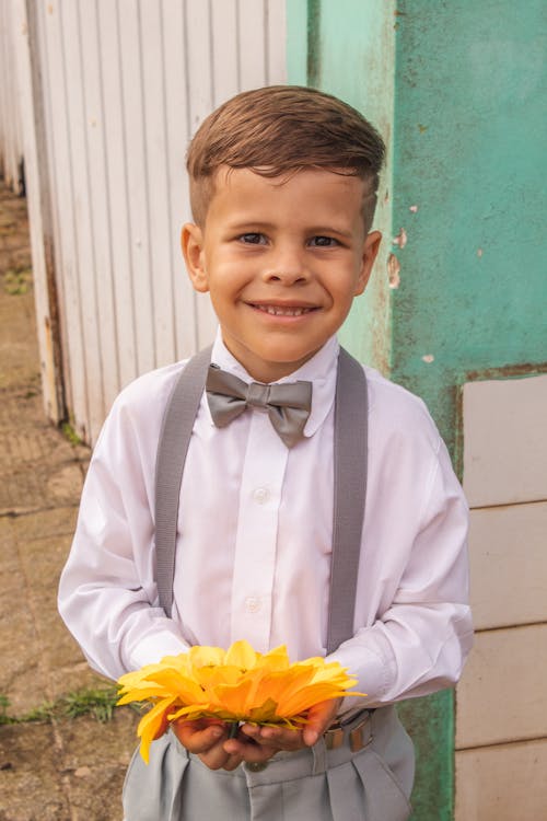 Immagine gratuita di bambino, capelli castani, fiore