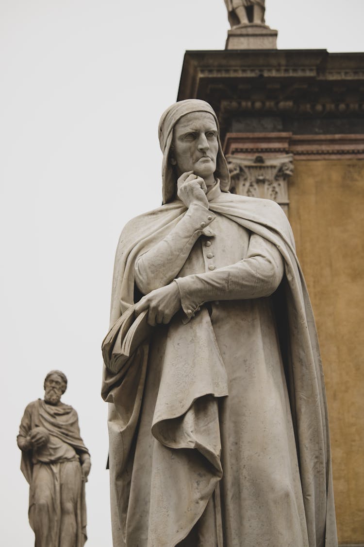 Statua Di Dante Alighieri In Italy