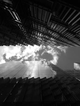 城市建筑的黑白两色展现了现代玻璃立面对天空的反射