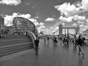 这张黑白图像捕捉了伦敦市政厅和塔桥，展现了城市生活与建筑风貌