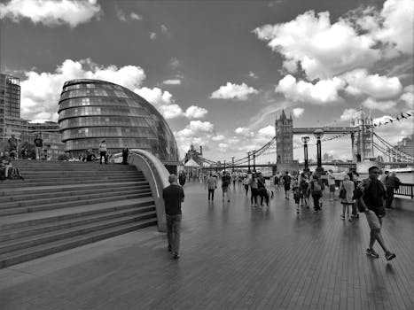 这张黑白图像捕捉了伦敦市政厅和塔桥，展现了城市生活与建筑风貌