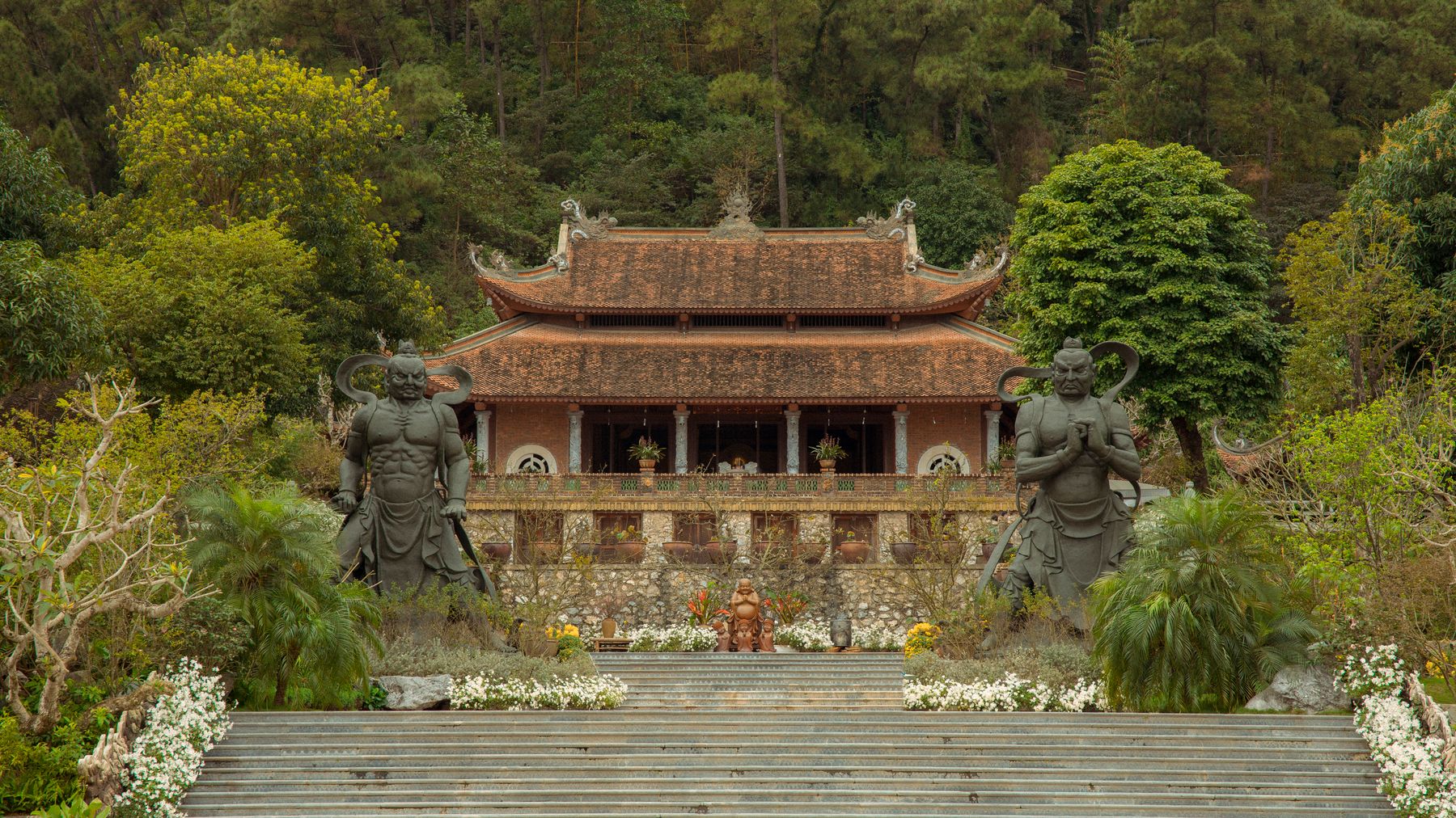 Ngôi chùa cổ kính nằm giữa rừng cây xanh mướt, được trang trí bằng những bức tượng hộ pháp uy nghiêm.
