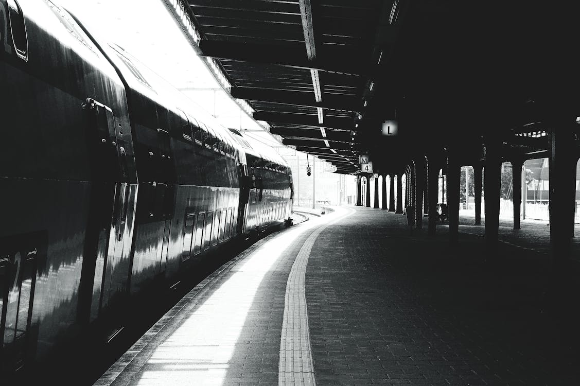 Gratis Fotografi Skala Abu Abu Di Stasiun Kereta Foto Stok