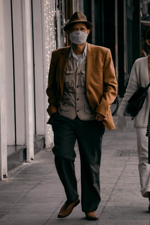 Gratis stockfoto met bejaarde man, blazer, lopen