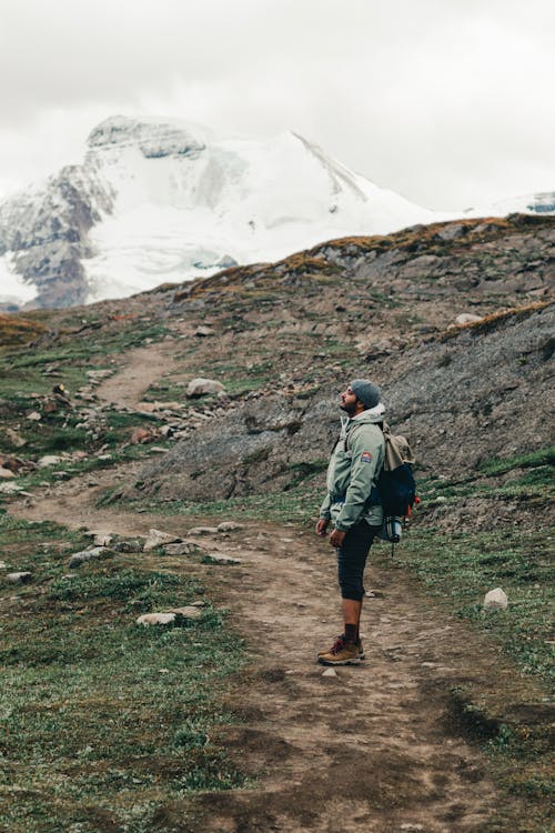 adam, ayakta, dağ içeren Ücretsiz stok fotoğraf