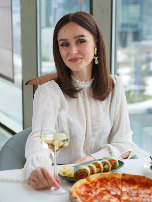 Darmowe zdjęcie z galerii z białe wino, jedzenie, kobieta