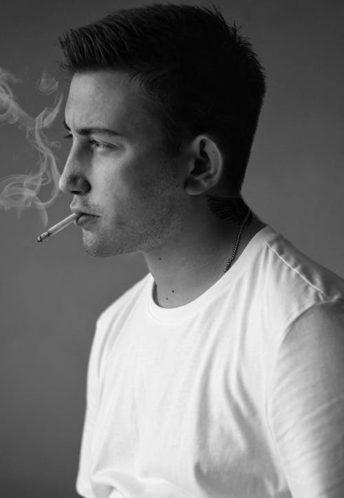 Fotos de stock gratuitas de blanco y negro, cigarrillo, de cerca