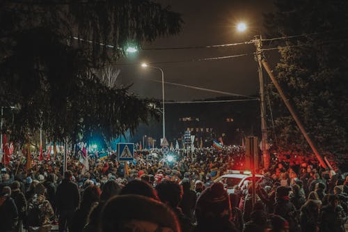 akşam, barışçıl protesto, bir araya gelmek içeren Ücretsiz stok fotoğraf