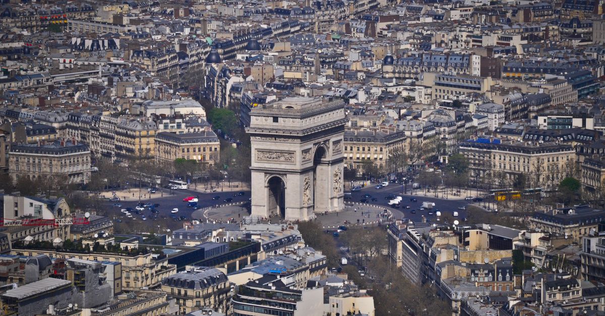 Arc de Triomphe Top View Guide - Times, Prices & Photo Tips 2026 2 Stunning aerial shot of the Arc de Triomphe surrounded by Parisian architecture. - arc de triomphe top view
