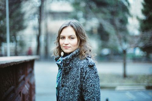 Free Chic portrait of a woman in winter attire, exuding elegance and style. Stock Photo
