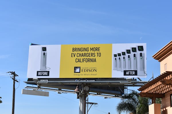 Cartellone pubblicitario stampato in grande formato all'aperto