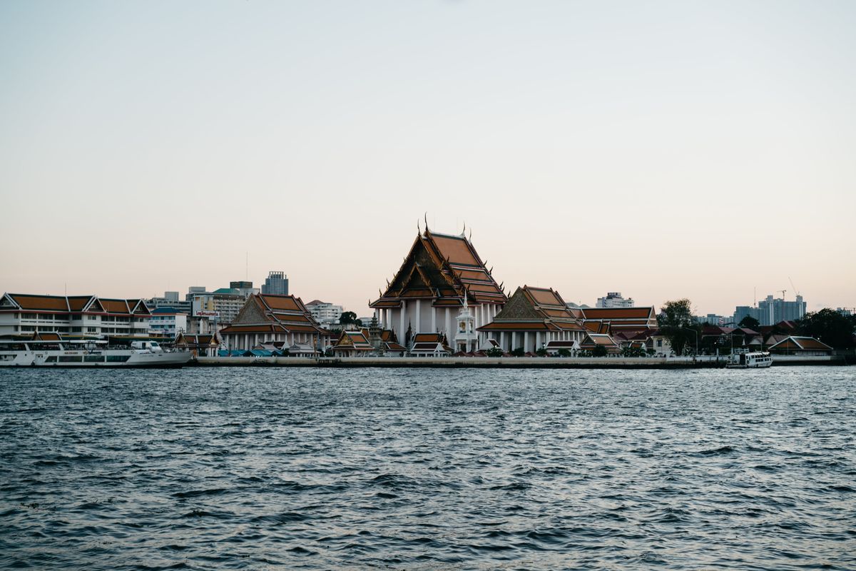 Bangkok - templul Wat Kanlayanamit pe malul râului